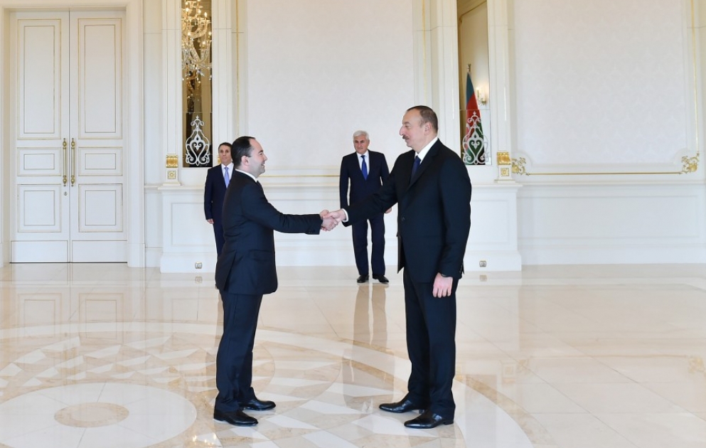 Le Président Ilham Aliyev a reçu les lettres de créance du nouvel ambassadeur roumain [mis à jour] VIDEO