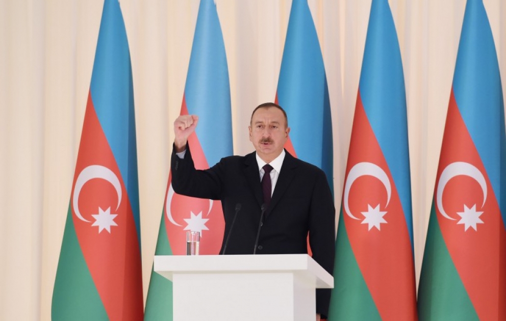 Le président Ilham Aliyev a pris part à la réception officielle consacrée aux 25 ans du rétablissement de l’indépendance nationale d’Azerbaïdjan VIDEO
