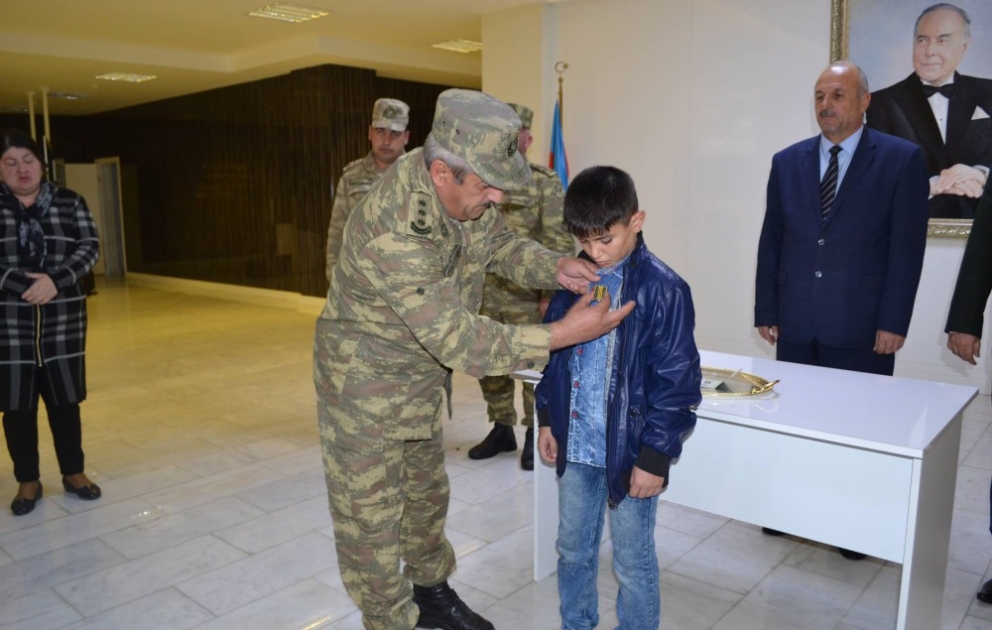 Şəhid hərbçi, tankçı Rahim Tağıyevin medalı oğluna təqdim edilib VİDEO