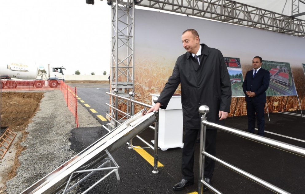 Präsident Ilham Aliyev legt in Agstafa den Grundstein eines Getreidelagers VIDEO