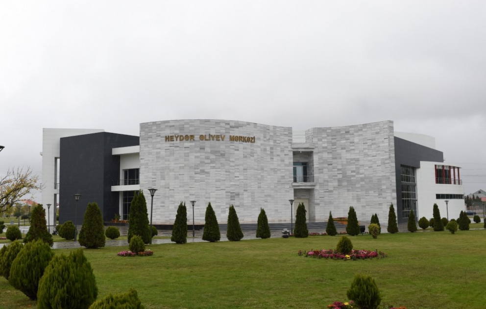 Déplacement à Aghstafa: visite du Centre Heydar Aliyev VIDEO