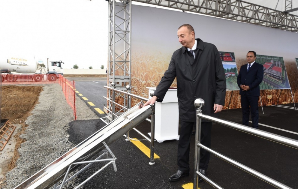 Le président Ilham Aliyev pose la première pierre d’un entrepôt céréalier du complexe de production des produits céréaliers et farineux d’Aghstafa VIDEO