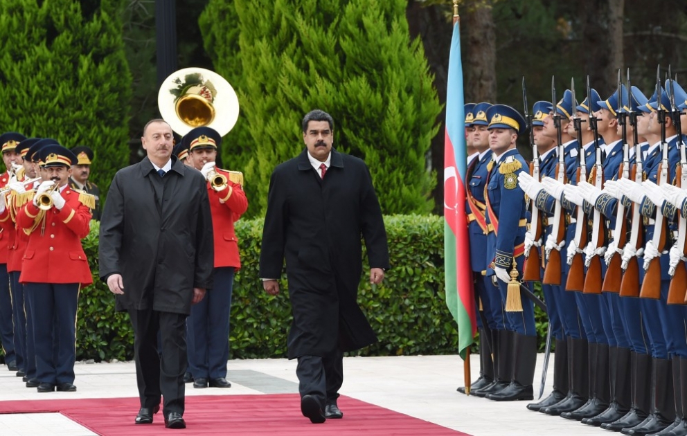 Offizieller Empfang von Venezuelas Präsident in Baku VIDEO