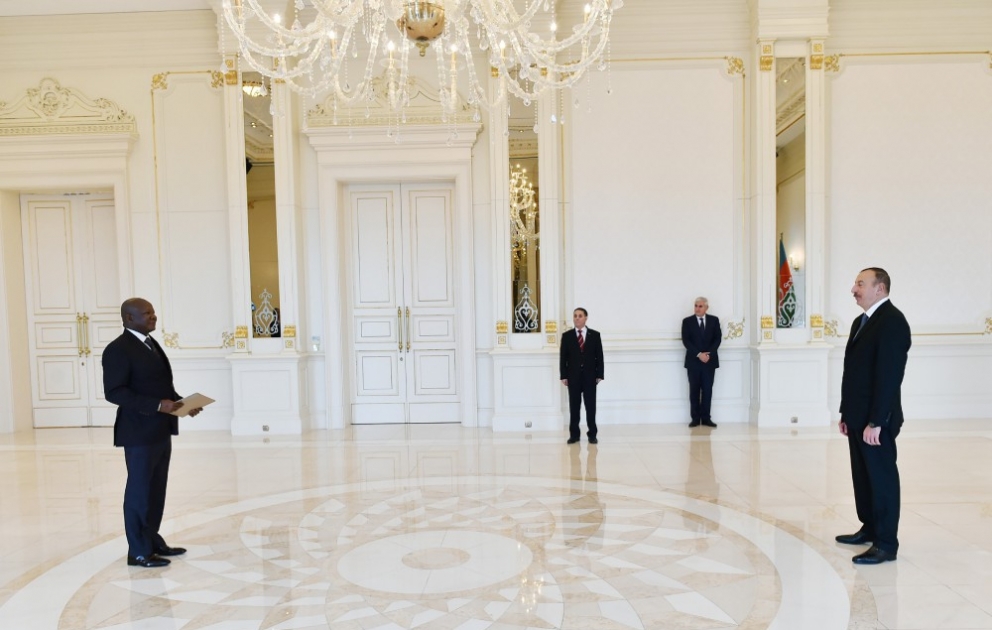 Präsident Ilham Aliyev nimmt Beglaubigungsschreiben des neuen Botschafters von Südafrika entgegen VIDEO