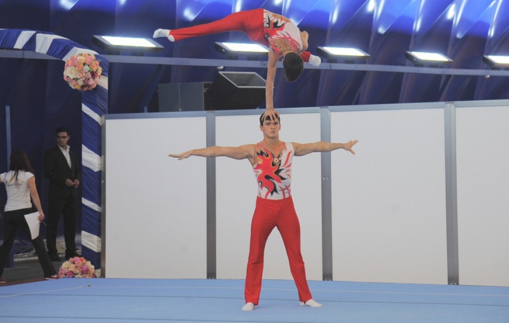 Yalangoch rus qizlari ozlarini erkalaydilar Er uxlab yotgan xotinining ogziga kirdi