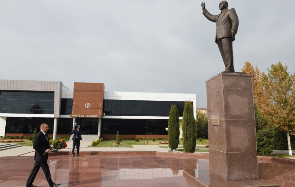 Посещение памятника общенациональному лидеру Гейдару Алиеву в Бейлягане ВИДЕО