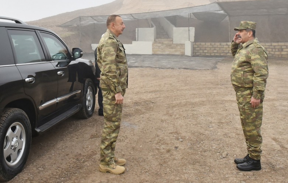 Le chef des armées Ilham Aliyev visite un poste de commandement en première ligne VIDEO