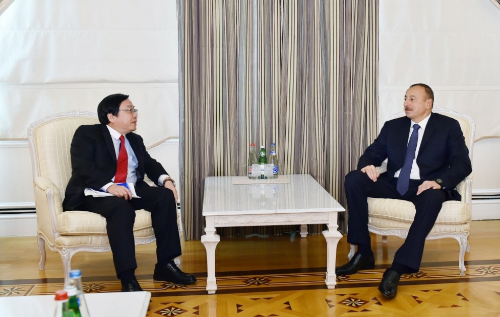 Präsident Ilham Aliyev empfängt ADB-Vizepräsidenten VIDEO