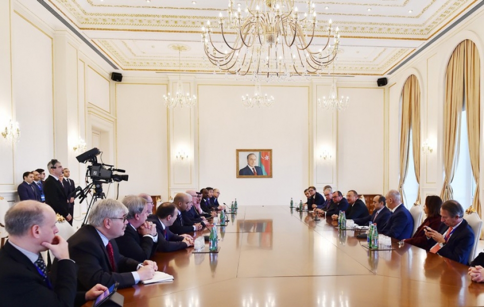 Le président Ilham Aliyev reçoit un groupe de participants du 5e Congrès mondial des agences de presse VIDEO
