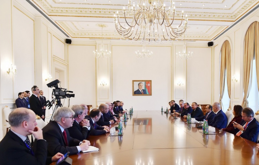 Präsident Ilham Aliyev empfängt eine Gruppe der Teilnehmer des V. Weltkongresses der Nachrichtenagenturen VIDEO