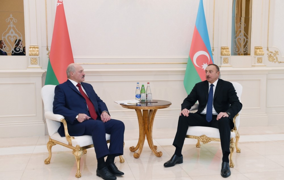 Vieraugengespräch zwischen den Präsidenten von Aserbaidschan und Weißrussland VIDEO