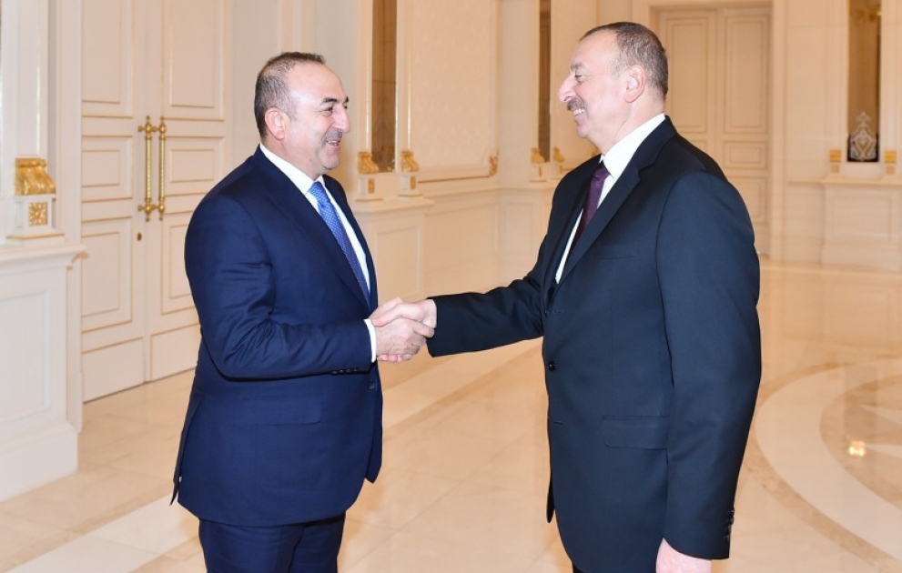 Präsident Ilham Aliyev empfängt den türkischen Außenminister VIDEO
