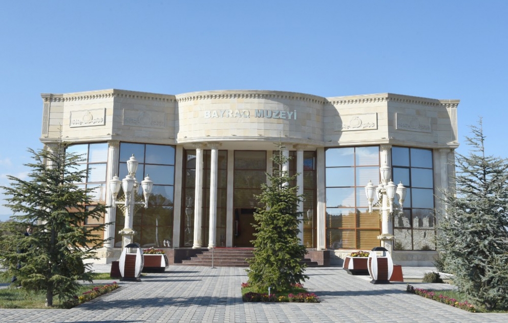 Präsident Ilham Aliyev weiht in Agdam neues Flaggenmuseum ein VIDEO