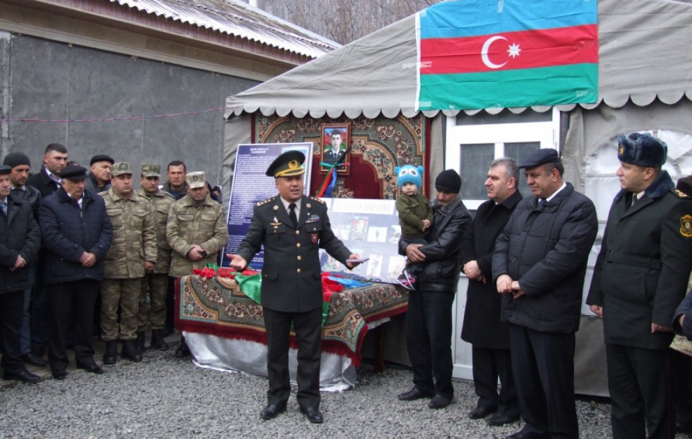 Şəhid zabitin təltif olunduğu medal oğluna təqdim edilib VİDEO