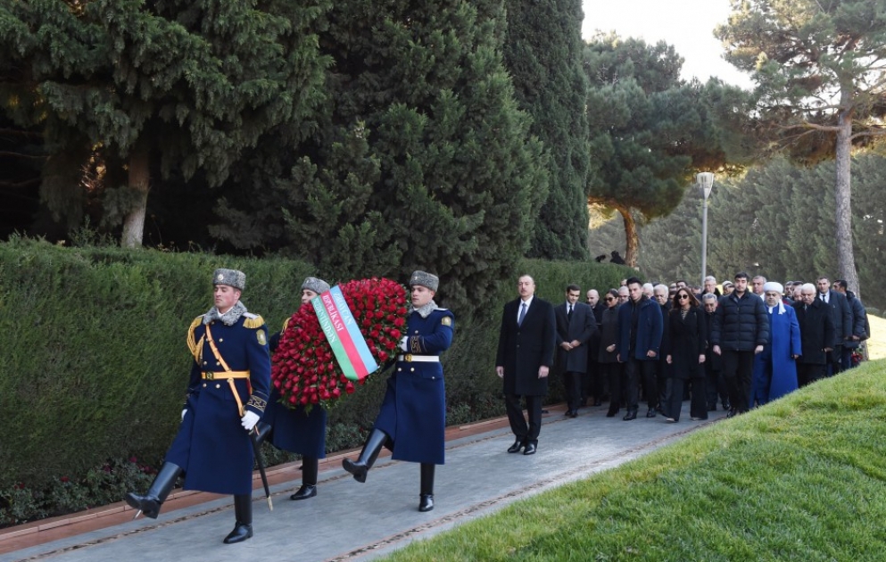 President Ilham Aliyev visited grave of national leader Heydar Aliyev VIDEO