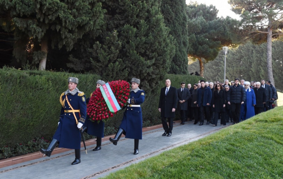 Präsident Ilham Aliyev besucht das Grabmal des Nationalleaders Heydar Aliyev VIDEO