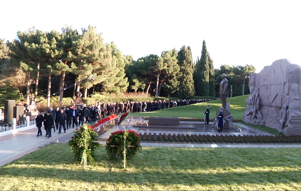 Aserbaidschanisches Volk ehrt Andenken von Nationalleader Heydar Aliyev VIDEO