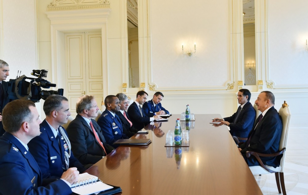 Aserbaidschans Präsident Ilham Aliyev empfängt eine Delegation um den Oberbefehlshaber von US-Transportkommando VIDEO