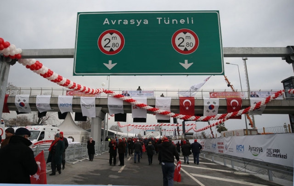 İstanbulda Asiya və Avropanı dənizin altından birləşdirən Avrasiya Tunelinin açılışı olub VİDEO
