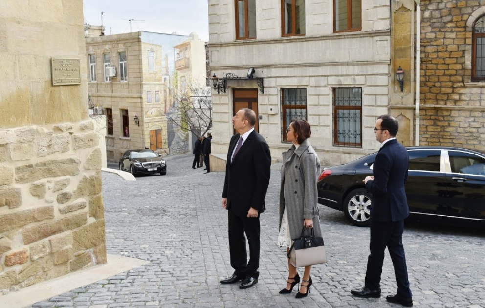 Le président Ilham Aliyev se rend à la mosquée Beyler à Itchéricheher VIDEO