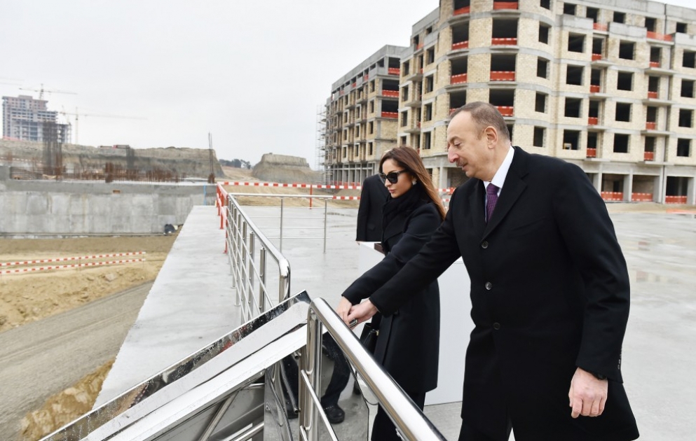 Le président Ilham Aliyev visite le quartier de la Ville blanche à Bakou VIDEO