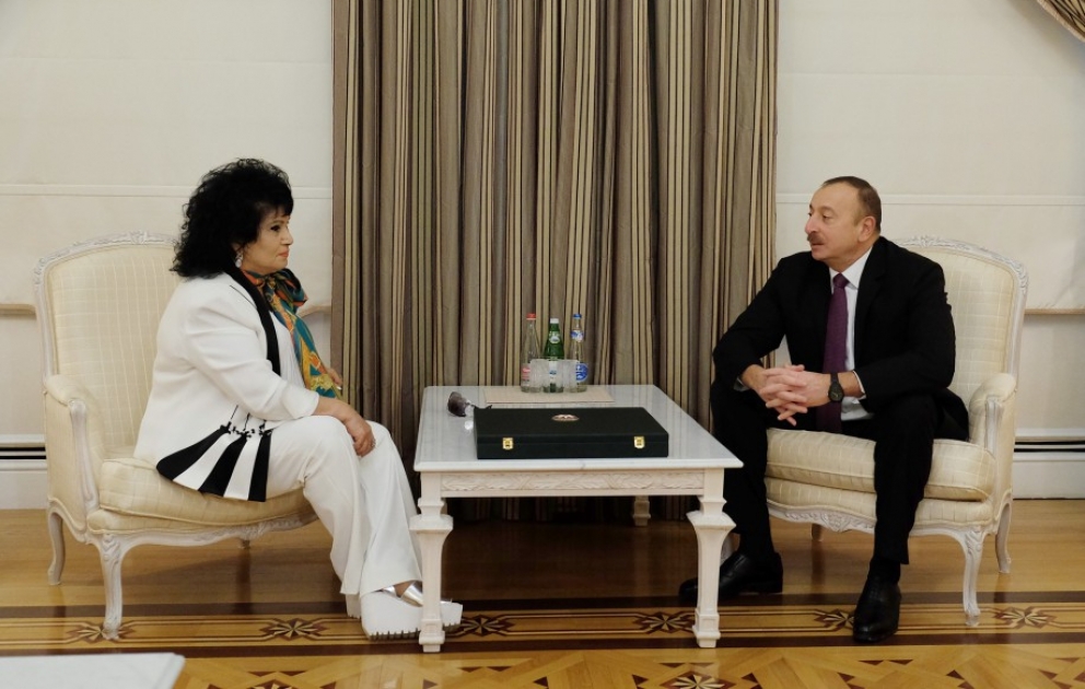 Le président Ilham Aliyev remet l’Ordre Heydar Aliyev à la chanteuse Zeyneb Khanlarova VIDEO