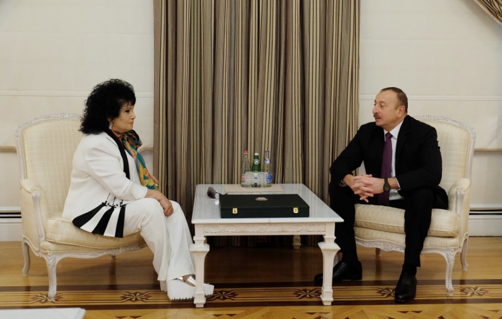 Volkskünstlerin Zeynab Khanlarova mit Orden „Heydar Aliyev“ ausgezeichnet VIDEO