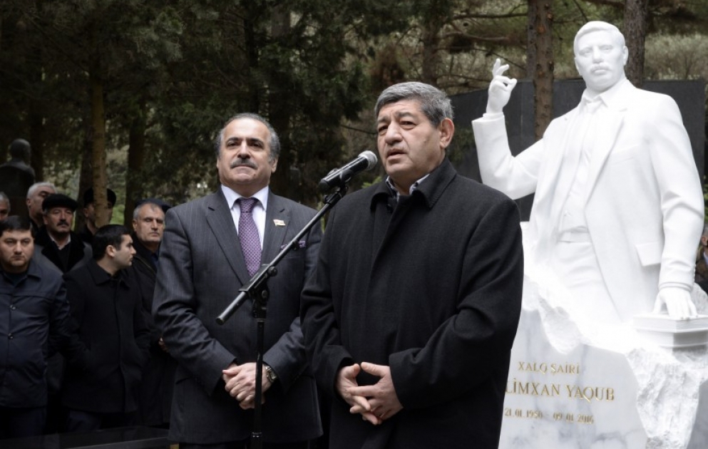 Xalq Şairi Zəlimxan Yaqubun məzarüstü abidəsinin açılışı olub VİDEO