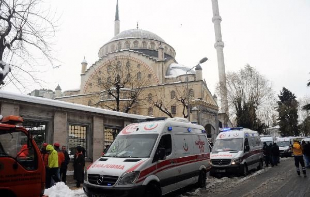 İstanbulda məscidin damı çöküb, ölən və yaralananlar var VİDEO
