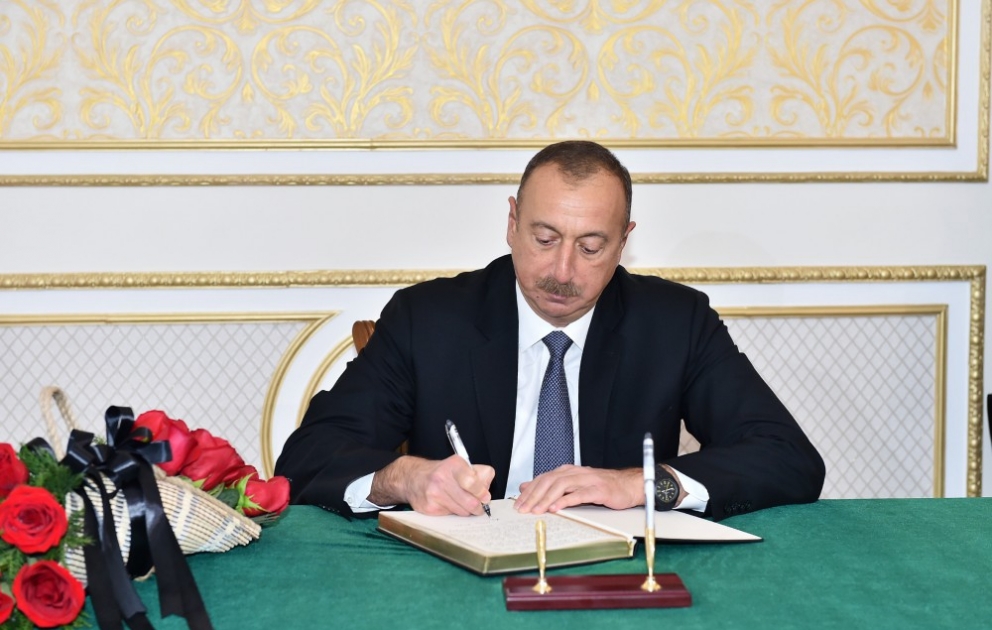 Aserbaidschans Präsident Ilham Aliyev besucht iranische Botschaft in Baku VIDEO