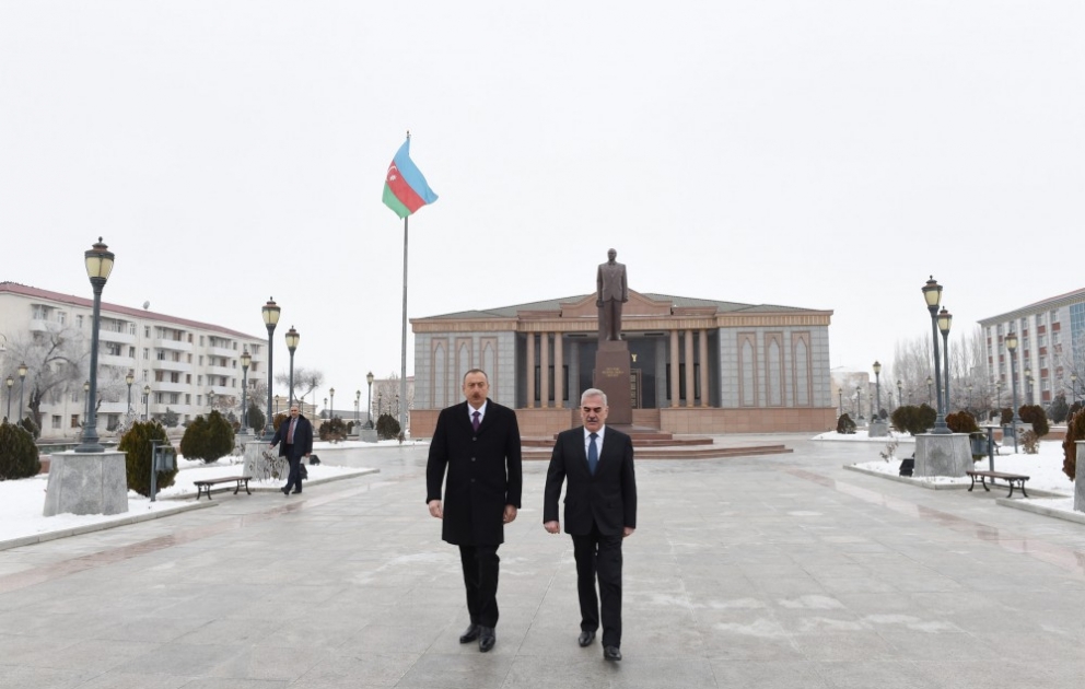 Déplacement au Nakhtchivan : visite du monument à Heydar Aliyev VIDEO