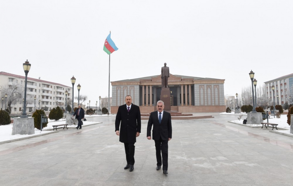 Besuch des Denkmals des Nationalleaders Heydar Aliyev in Nachitschewan VIDEO