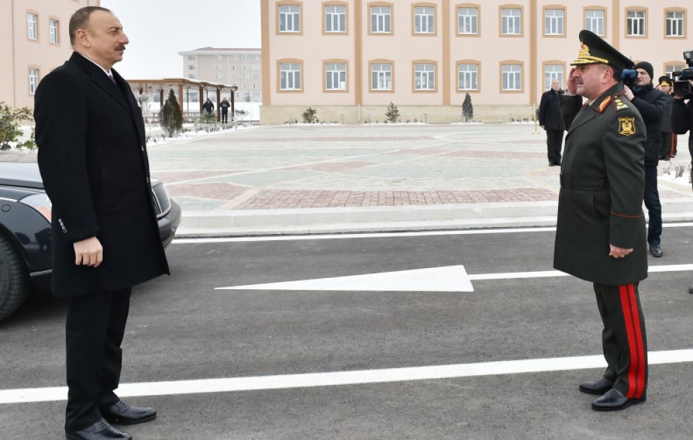 Le président de la République visite une cité militaire au Nakhtchivan VIDEO