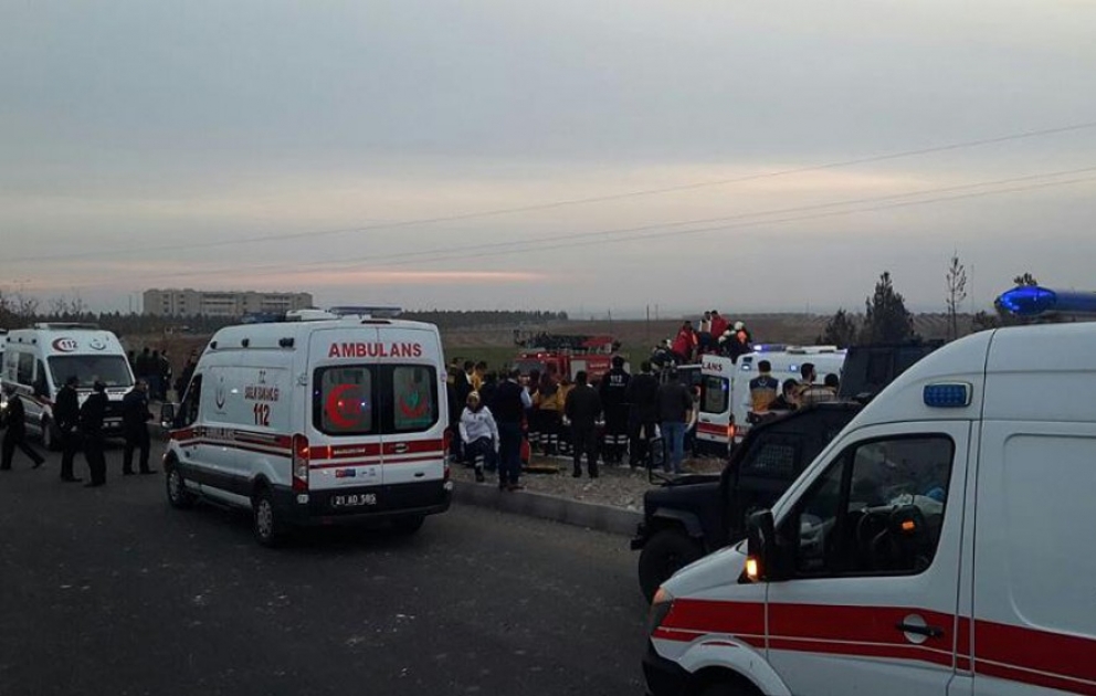 Diyarbəkirdə terror aktı nəticəsində bir polis əməkdaşı həlak olub, dördü isə yaralanıb VİDEO