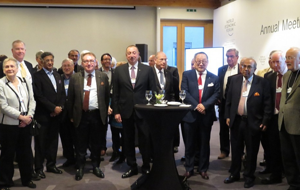 Dünya İqtisadi Forumunda on dəfədən artıq iştirak edən rəhbər şəxslər üçün qəbul təşkil olunub Prezident İlham Əliyev qəbulda iştirak edib VİDEO