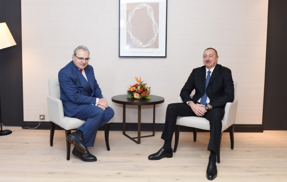 Aserbaidschans Präsident Ilham Aliyev trifft sich mit Geschäftsführer von "Suez-Gruppe" VIDEO