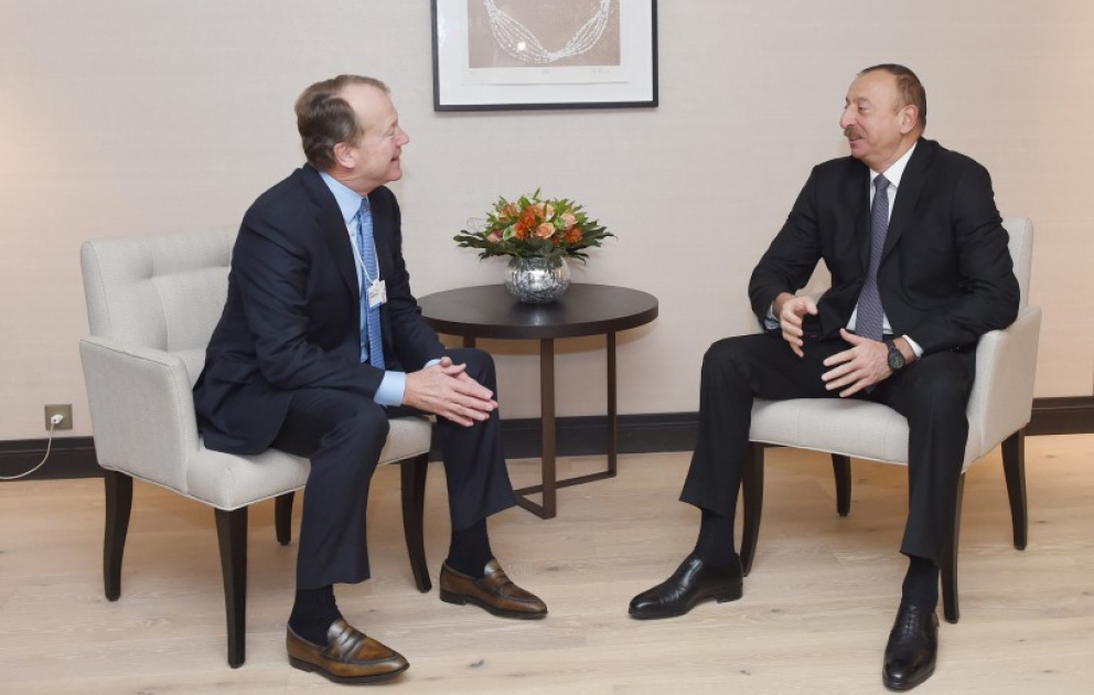 Präsident Ilham Aliyev trifft mit CEO des Unternehmens Cisco zusammen VIDEO