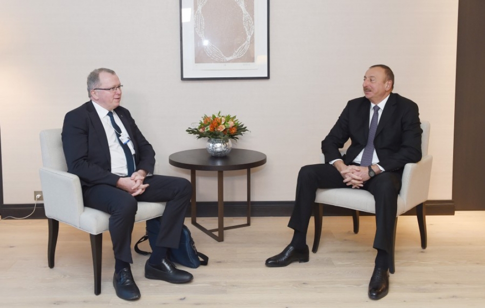 Davos : le président de la République rencontre le PDG de Statoil Eldar Sætre VIDEO