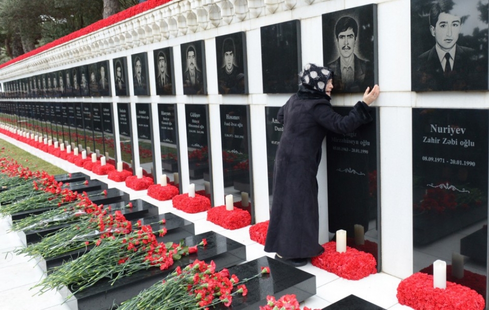 Azərbaycan xalqı qəhrəman övladlarının xatirəsini yad etmək üçün Şəhidlər xiyabanına axışır VİDEO
