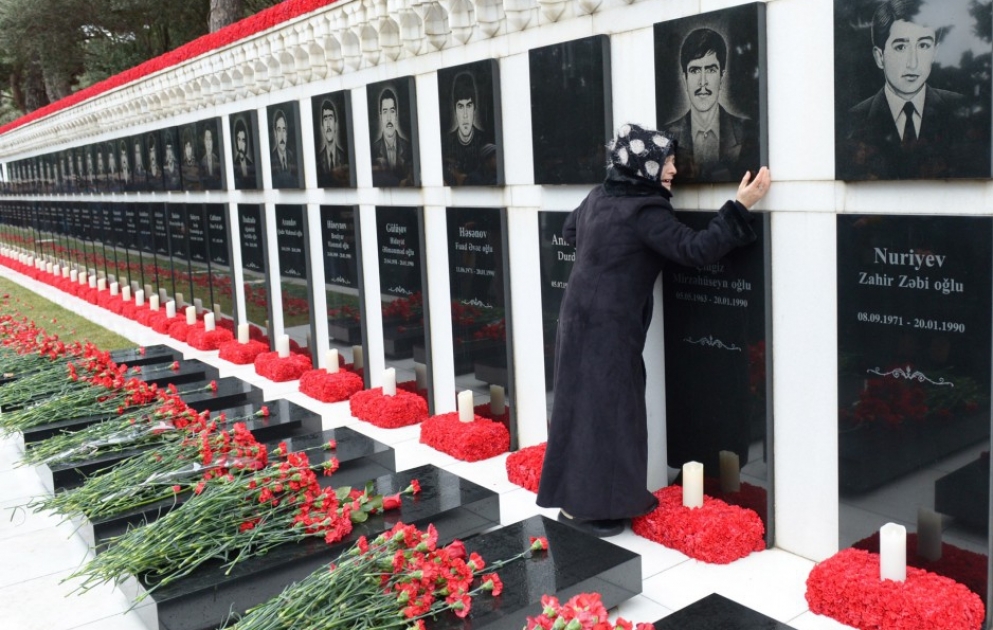 Азербайджанский народ многолюдным потоком идет в Шехидляр хиябаны, чтобы почтить память героических сынов ВИДЕО