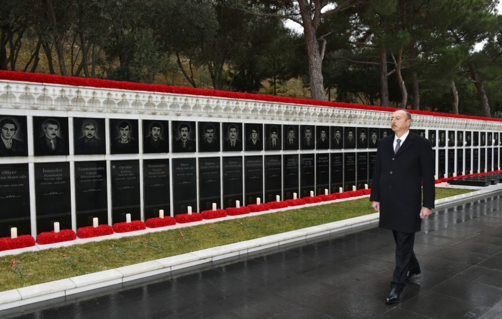 Le président Ilham Aliyev rend hommage à la mémoire des martyrs VIDEO
