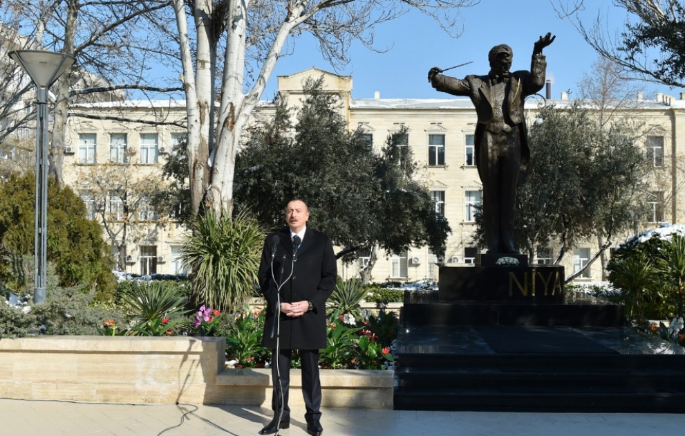 Präsident Ilham Aliyev enthüllt Denkmal von Maestro Niyazi VIDEO