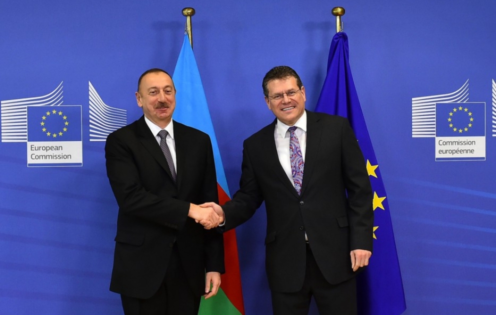 Präsident Ilham Aliyev trifft sich mit Vizepräsident der Europäischen Kommission für Energieunion in Brüssel VIDEO