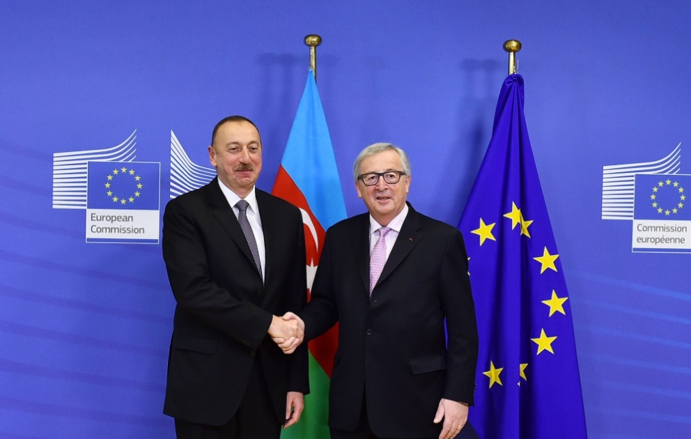 Präsident Ilham Aliyev trifft sich mit Präsident der Europäischen Kommission Jean-Claude Juncker VIDEO