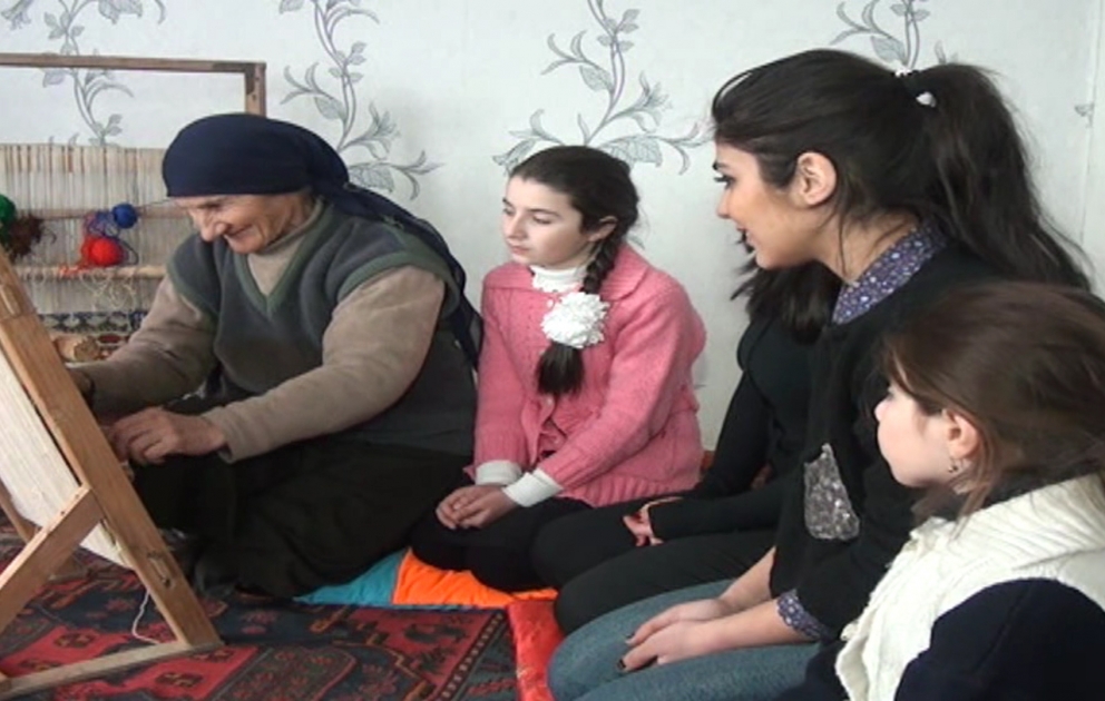 Yaşı səksəni ötsə də, biri-birindən gözəl xalçalar toxuyur VİDEO