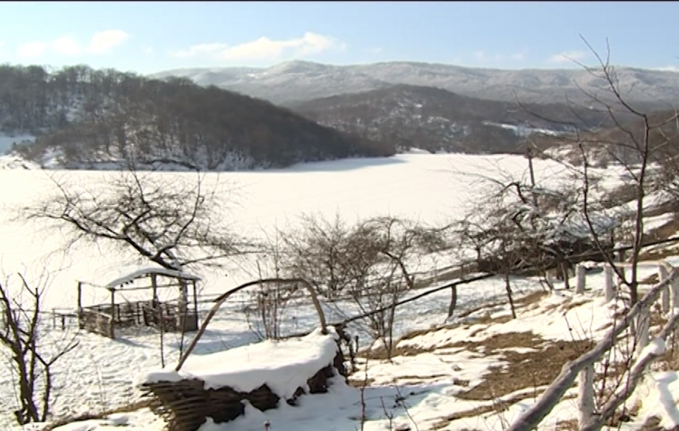 Donan göl ərəb turistlərin diqqətini çəkib VİDEO
