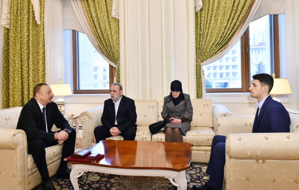 Präsident Ilham Aliyev trifft sich mit Familienmitgliedern des Nationalhelden Chingiz Gurbanov VIDEO