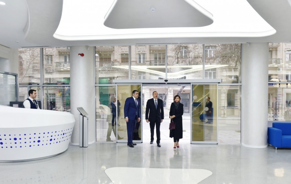 Präsident Ilham Aliyev nimmt an der Eröffnung eines neuen Servicezentrums in der Postfiliale Nr.1 in Baku VIDEO