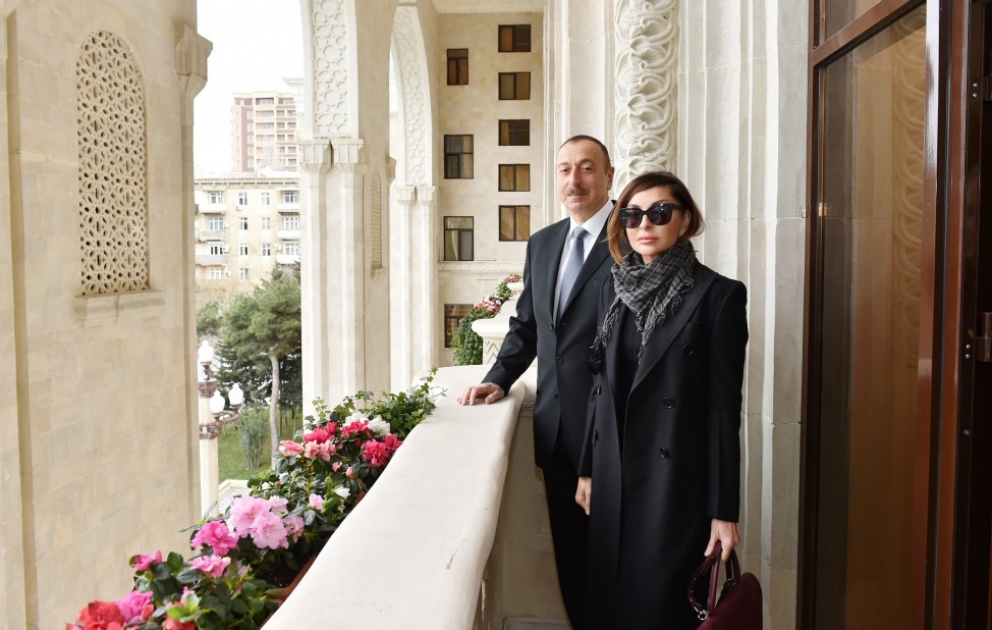 Präsident Ilham Aliyev besucht gründlich renoviertes Verwaltungsgebäude der geschlossenen AG "Aserbaidschanische Eisenbahn" VIDEO