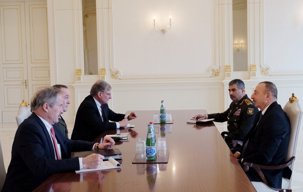 Präsident Ilham Aliyev empfängt Delegation um Vorsitzenden des Ausschusses der Vereinigten Stabschefs von Vereinigten Staaten VIDEO